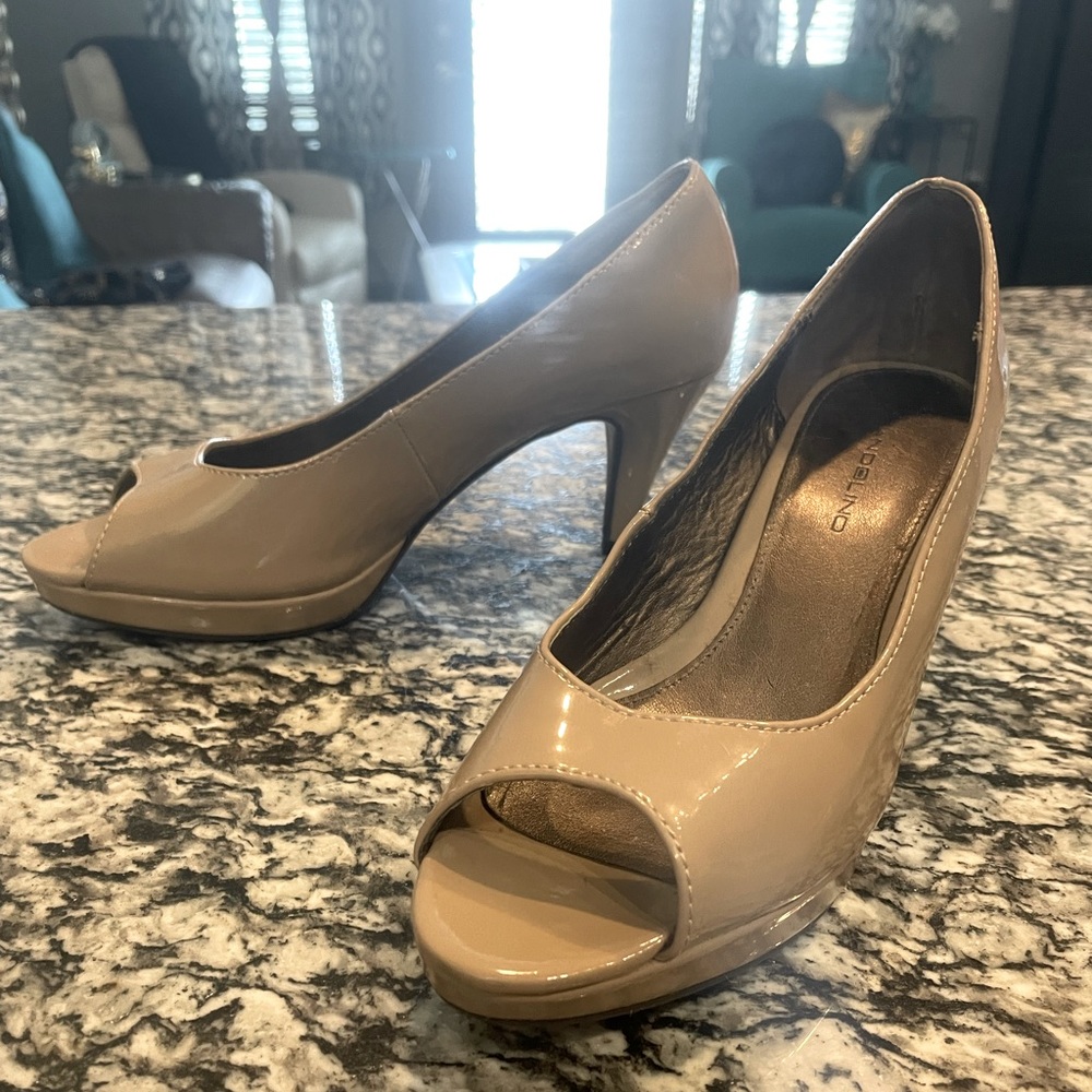 Bandolino nude patent leather heels